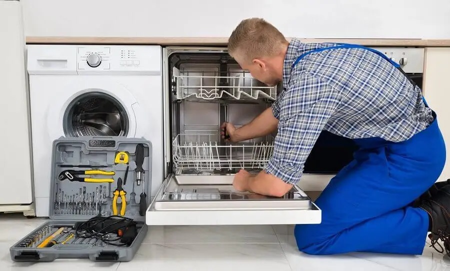 Karasu Daikin servisi teknisyen ekibi beyaz eşya tamiri yaparken